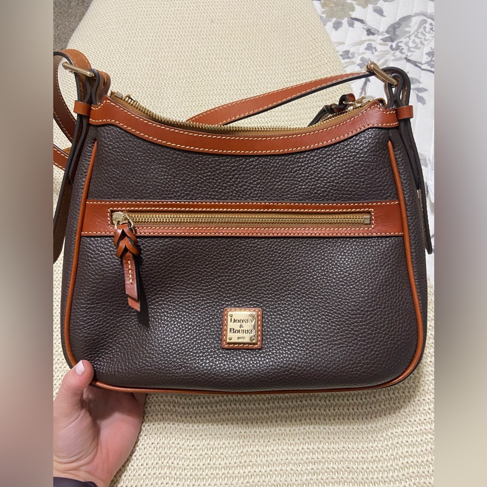 LIKE NEW Dooney & Bourke cross body purse